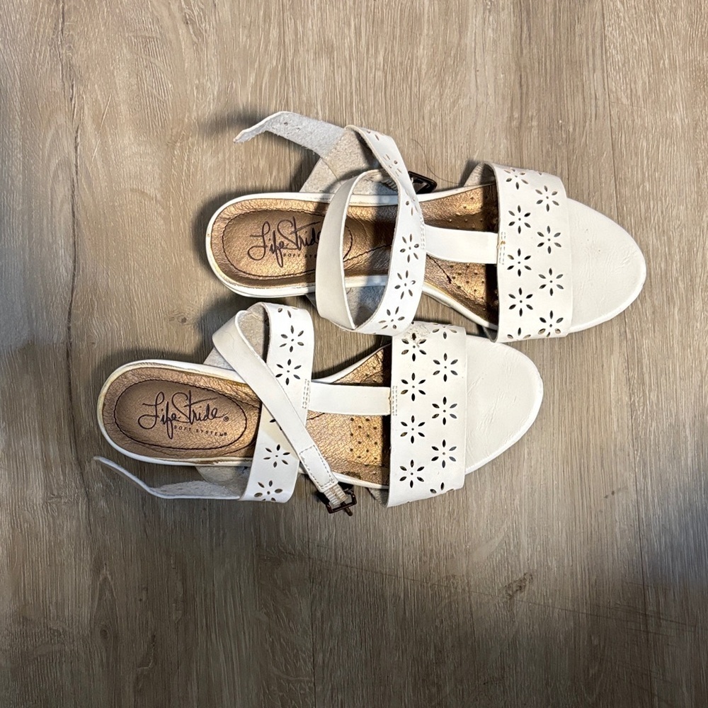 Life Stride Women's White Floral Sandals‎